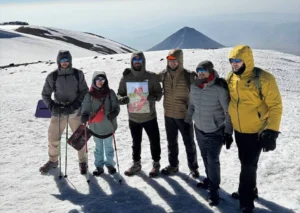 «Պապիկ-Տատիկ» նկարը, որը հանվել էր ցուցահանդեսից, բարձրացվեց Արարատի գագաթին